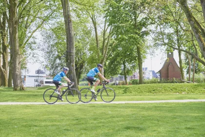 Bigger view of Fietsers in Park van de Walle
