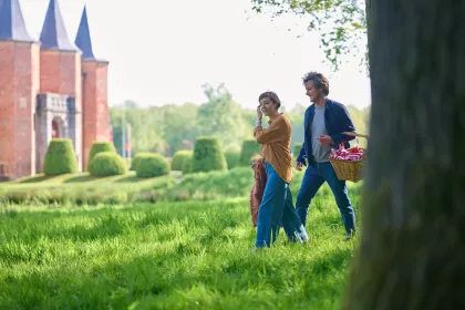 Bigger view of koppel gaat picknicken in het sterrebos