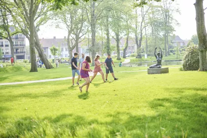 Bigger view of Jongeren voetballen in Park van de Walle Roeselare