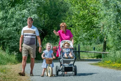 Bigger view of Grootouders en kleinkinderen op stap in Bergmolenbos Roeselare