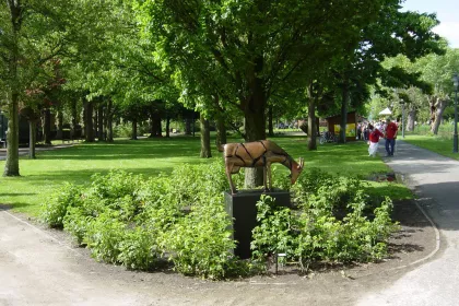 Bigger view of standbeeld geit